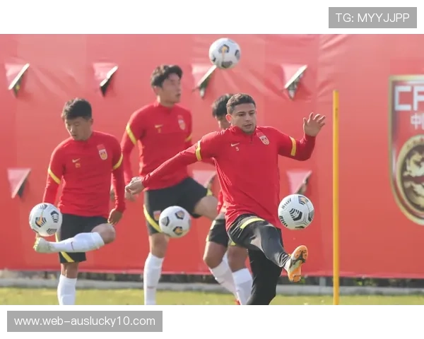 拜仁中场穆西亚拉断腿重伤，球队争冠路上遭遇重大打击