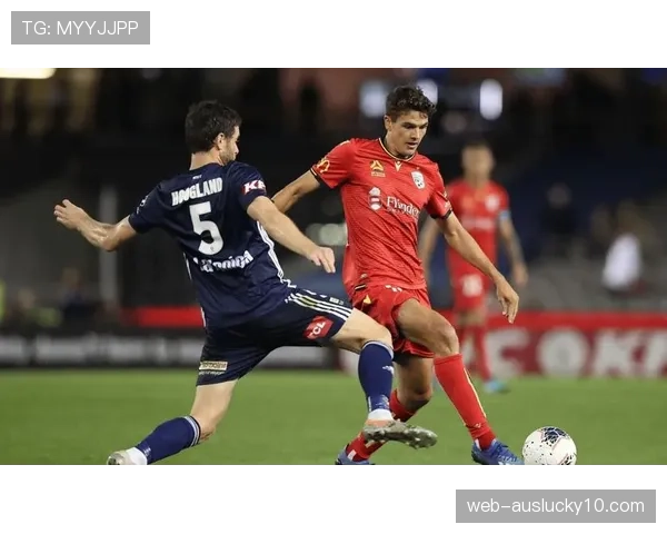 镜头下的博弈:看台上,斯图加特的球探正详细记录对手战术细节